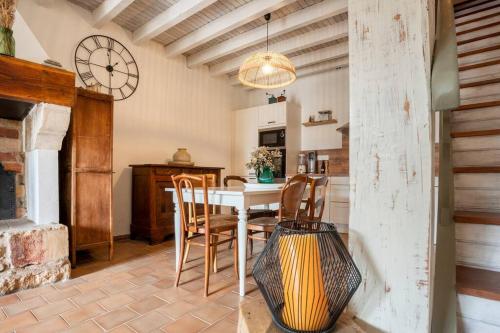 Maison typique et de caractère au cœur d'un des plus beaux villages de France (Maison typique et de caractere au cœur d'un des plus beaux villages de France) in La Roque-sur-Ceze