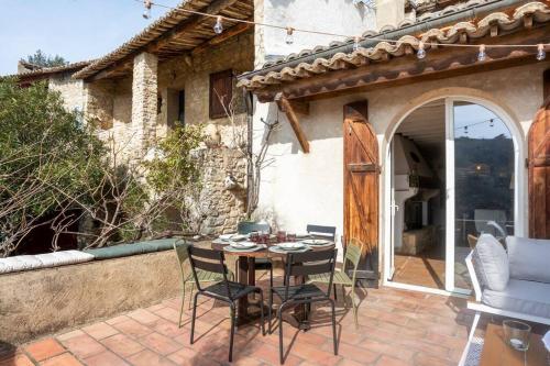 Maison typique et de caractère au cœur d'un des plus beaux villages de France (Maison typique et de caractere au cœur d'un des plus beaux villages de France) in La Roque-sur-Ceze