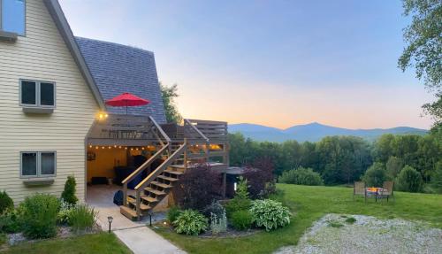 90 acre Indescribable Mountain View Getaway! Hot Tub - Pool Table - Fire Pit - Games! in Shrewsbury (VT)