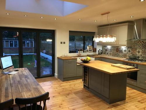 Three Bedroom Family home with garden in Walthamstow gîte à louer Highams Park Railway Station