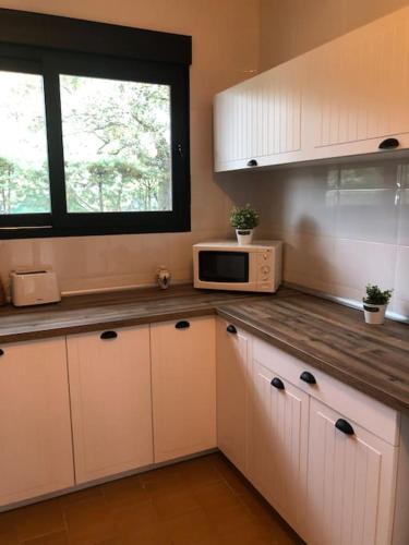 Villa Rana, con amplio jardín, barbacoa y piscina (Villa Rana, con amplio jardin, barbacoa y piscina) in Navalagamella