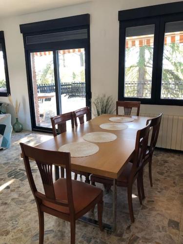 Villa Rana, con amplio jardín, barbacoa y piscina (Villa Rana, con amplio jardin, barbacoa y piscina) in Navalagamella
