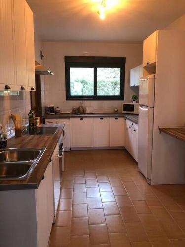 Villa Rana, con amplio jardín, barbacoa y piscina (Villa Rana, con amplio jardin, barbacoa y piscina) in Navalagamella