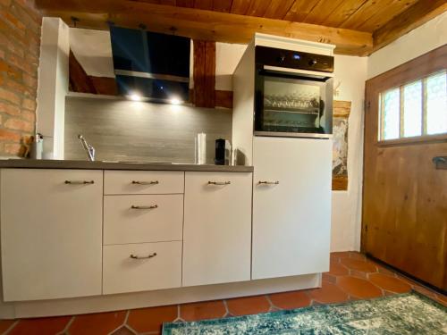 廚房, Mein MINI-HAUS - 2 Zimmer - Smart-TV - Stein & Holz in 郊區