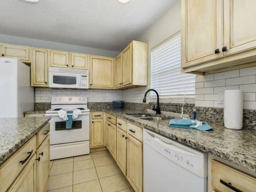3 bedrooms pool home Calabay Parc Tower Lakes near Bonnet Lake