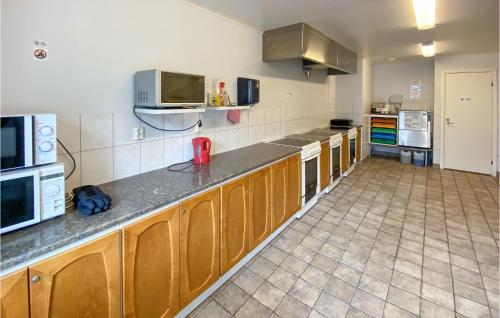 virtuve, Nice Home In Jälluntofta With Sauna (Nice Home In Jalluntofta With Sauna) in Unnarida
