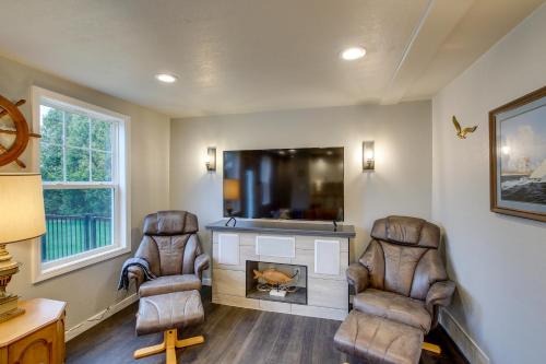 Riverfront Two Rivers Vacation Rental By Beaches in Two Rivers, USA