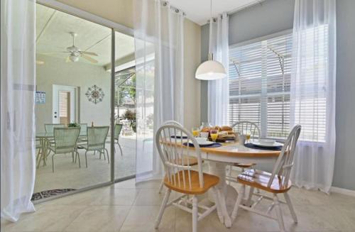 RL236BD Universal Kingdom 8 guests pool home in Davenport, USA