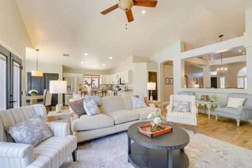 Near Golf and Hikes! Poolside Retreat in Phoenix in 沙漠景觀村