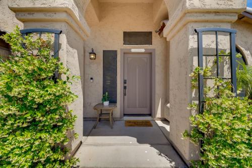 Near Golf and Hikes! Poolside Retreat in Phoenix in 沙漠景觀村
