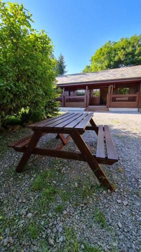 3-Bed Lodge - Sleeps 7 - Hot Tub - Pet Friendly, Skipton (foto 2)