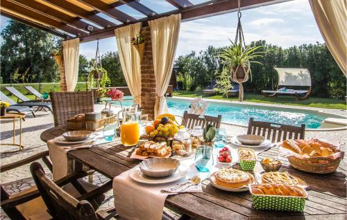  Stunning home in Jesolo with Outdoor swimming pool, WiFi and 6 Bedrooms in Jesolo