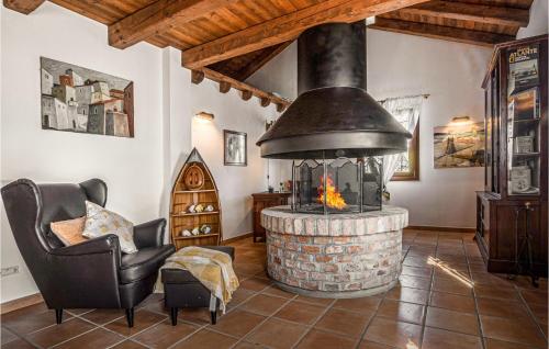  Stunning home in Jesolo with Outdoor swimming pool, WiFi and 6 Bedrooms in Jesolo