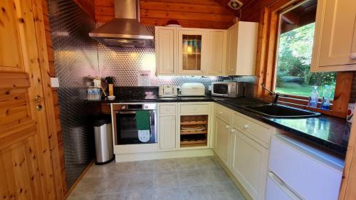 3-Bed Lodge - Sleeps 7 - Hot Tub - Pet Friendly, Skipton (foto 10)