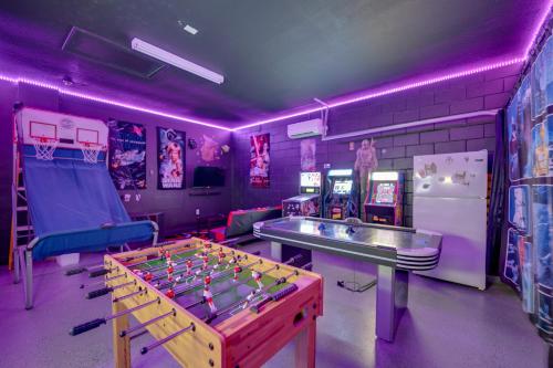 Disney Escape Arcade Pool and Themed Rooms! - image 12