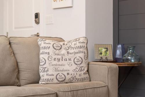 High End Getaway w balcony in Prime West End in Nashville, USA