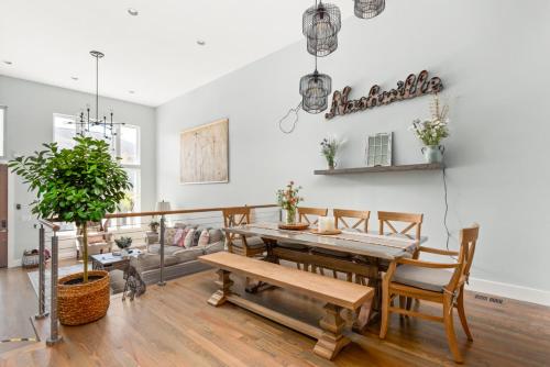 FarmHouse Vibe on Centennial w garage and billiards in Nashville, USA