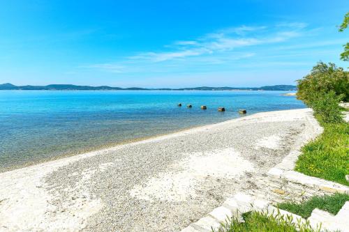 Family friendly seaside apartments Sukosan Zadar - 6133 - image 5