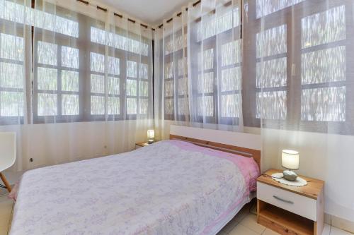 Family friendly seaside apartments Sukosan Zadar - 6133 - image 2