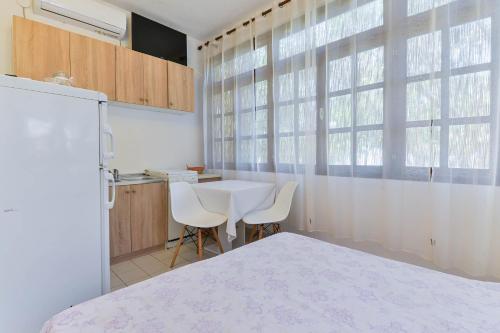 Family friendly seaside apartments Sukosan Zadar - 6133 - image 9