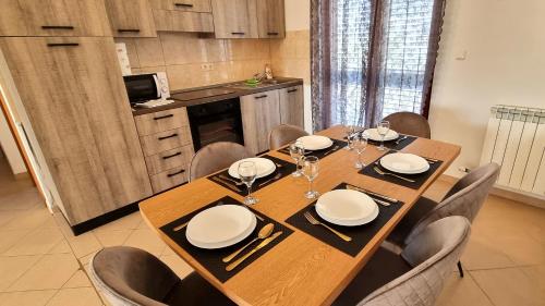 Three-Bedroom Apartment with Terrace image 5