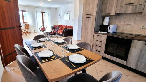 Three-Bedroom Apartment with Terrace image 4