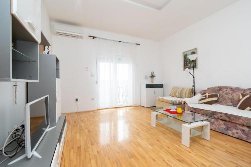 Two-Bedroom Apartment with Balcony and Sea View