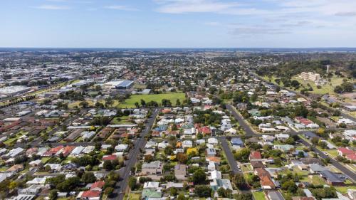 Ultra Modern 3BR Mt Gambier Holiday Home