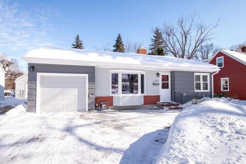 NEW Charming Home in the Heart of North Fargo in Fargo, USA