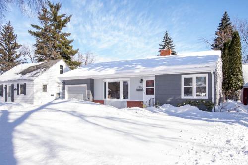 NEW Charming Home in the Heart of North Fargo in Fargo, USA