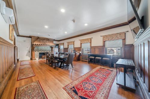 ห้องส่วนกลางสำหรับนั่งเล่น/ดูทีวี, The Grandeur Estate in กรีนส์เบิรก์ (PA)