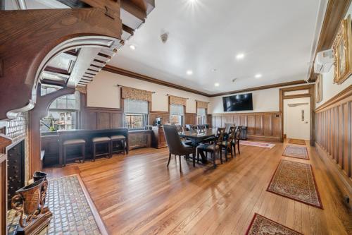 ห้องส่วนกลางสำหรับนั่งเล่น/ดูทีวี, The Grandeur Estate in กรีนส์เบิรก์ (PA)