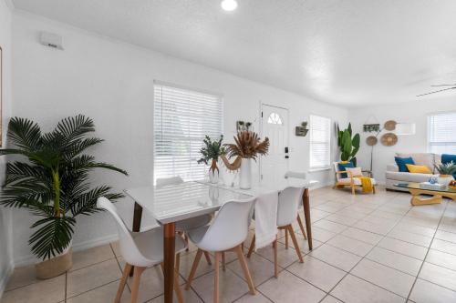 Boho Bungalow - Chic Pet Friendly Mins to Town in Other