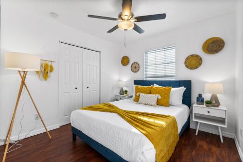 Boho Bungalow - Chic Pet Friendly Mins to Town in Other