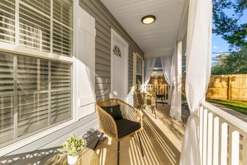 Boho Bungalow - Chic Pet Friendly Mins to Town in Other