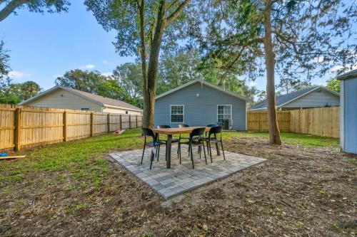 Boho Bungalow - Chic Pet Friendly Mins to Town in Other