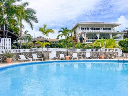 Oceanside Villa @ Ocho Rios, Jamaica Getaway in Boscobel