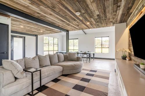 Charming & Spacious 4BR Retreat - image 5