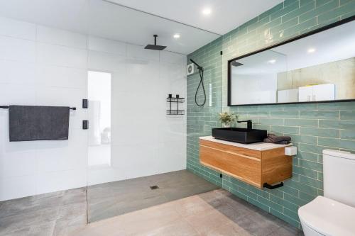Charming & Spacious 4BR Retreat - image 12