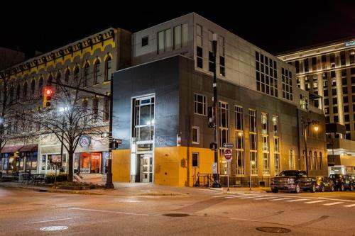 5 King Bed Suites at The Finnley Hotel in DT GR - image 2