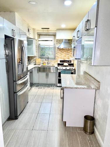LGA airport 3 mins, 3 BR Duplex House, Parking and private backyard, 9mins subway! in East Elmhurst, USA