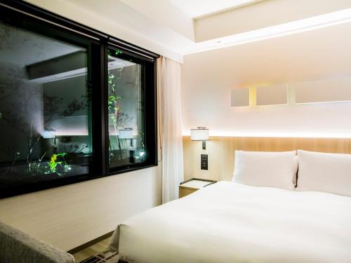 King Room with Garden View image 10