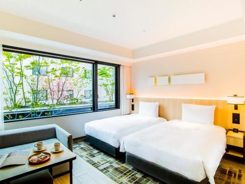 Twin Room with Bathtub - Garden View image 10