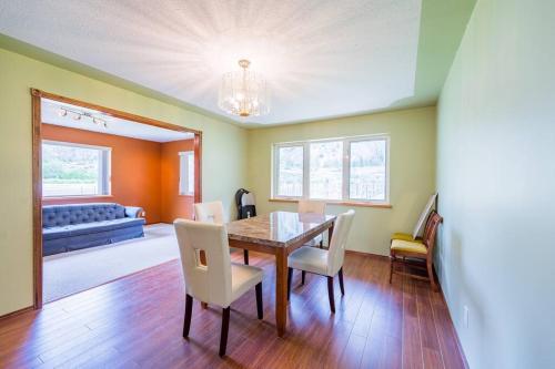 . Cozy 3 Bedroom Home in Keremeos