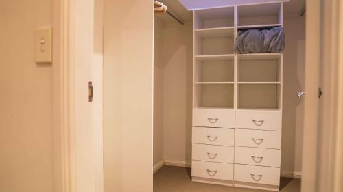 Modern 3BD Townhouse in Marsfield - image 11