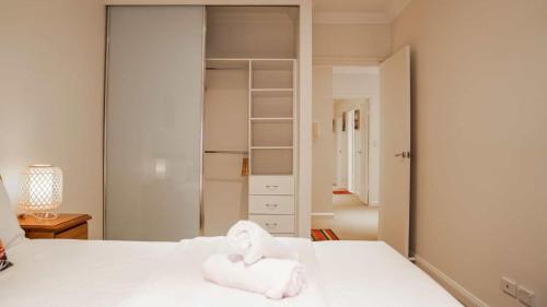 Modern 3BD Townhouse in Marsfield - image 5