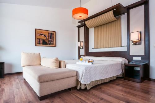 1 king bed, 1 sofa bed