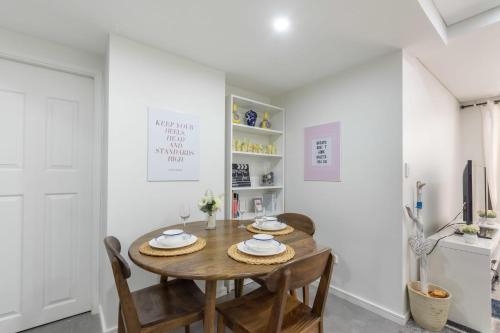 2 BD Apt with Large Courtyard near The Star Casino - image 4