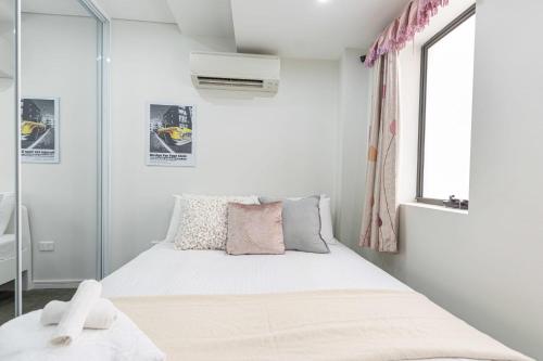 2 BD Apt with Large Courtyard near The Star Casino - image 5