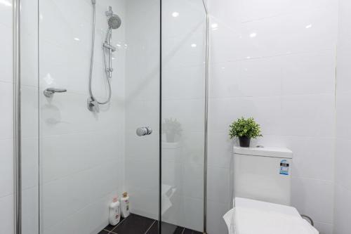2 BD Apt with Large Courtyard near The Star Casino - image 12